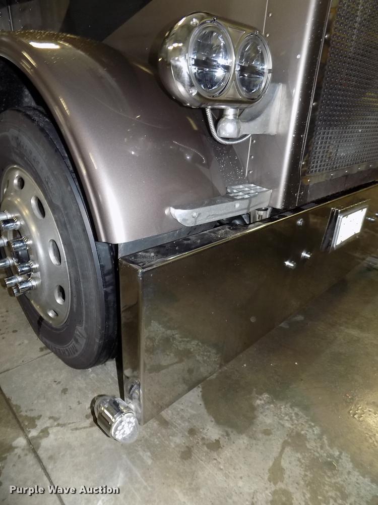 image for item DE7593 2003 Peterbilt 379 EXHD semi truck