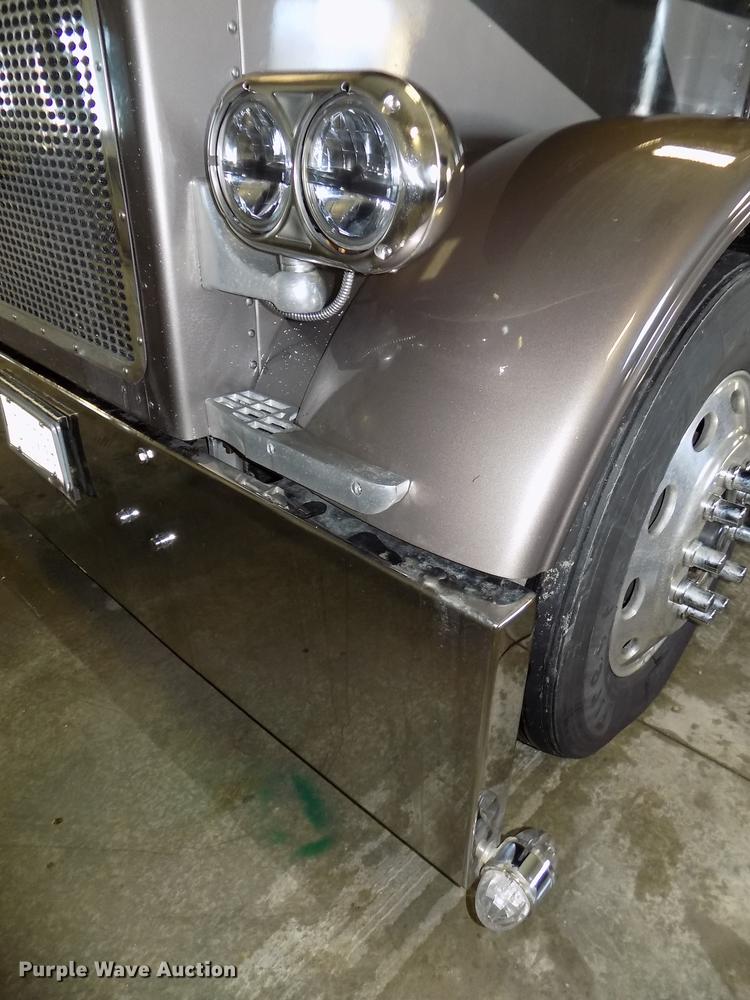 image for item DE7593 2003 Peterbilt 379 EXHD semi truck