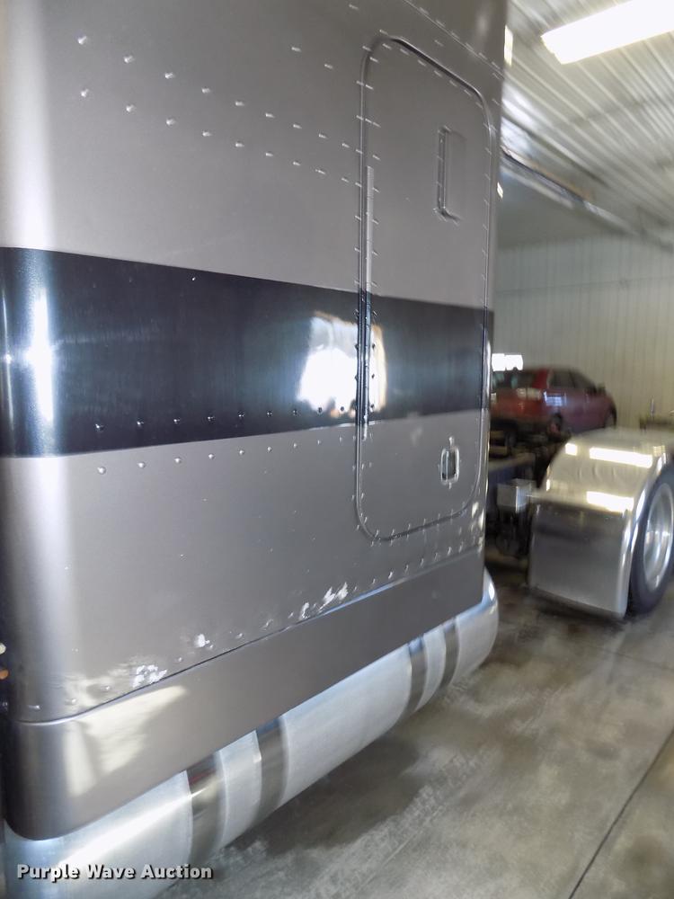 image for item DE7593 2003 Peterbilt 379 EXHD semi truck