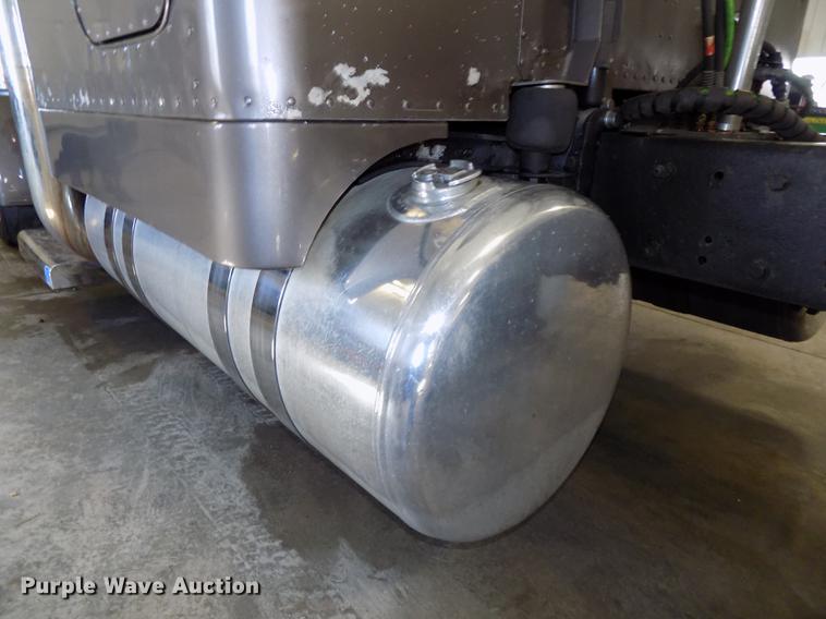 image for item DE7593 2003 Peterbilt 379 EXHD semi truck