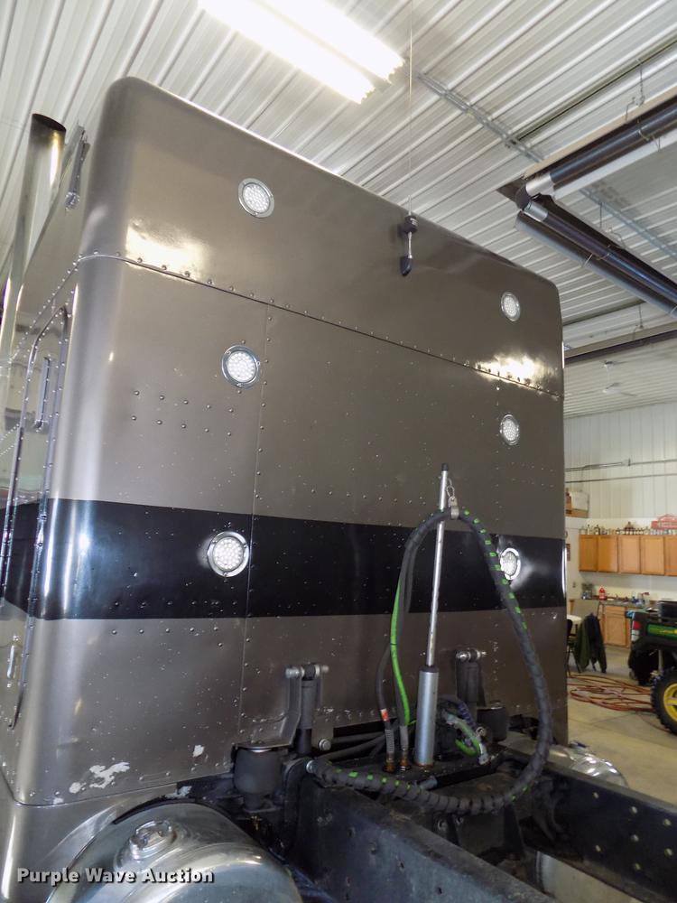 image for item DE7593 2003 Peterbilt 379 EXHD semi truck