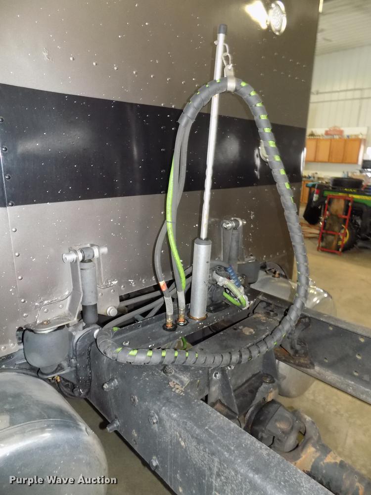 image for item DE7593 2003 Peterbilt 379 EXHD semi truck