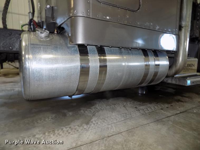 image for item DE7593 2003 Peterbilt 379 EXHD semi truck