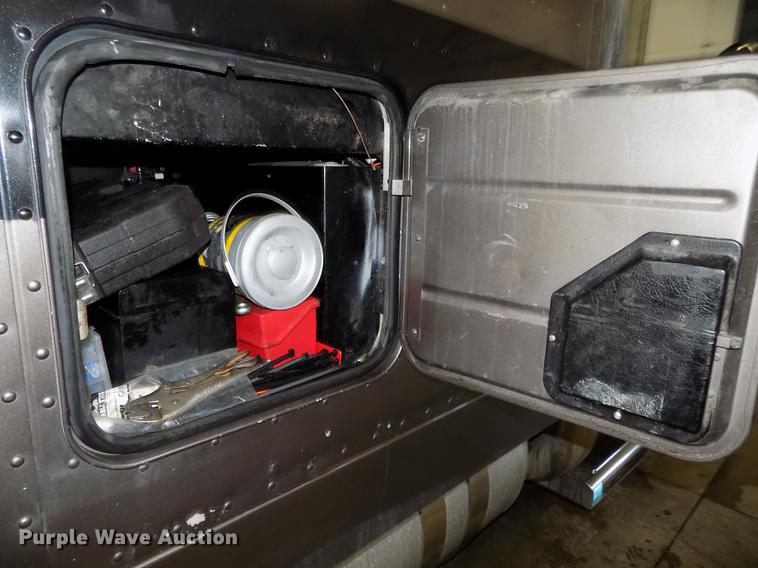 image for item DE7593 2003 Peterbilt 379 EXHD semi truck