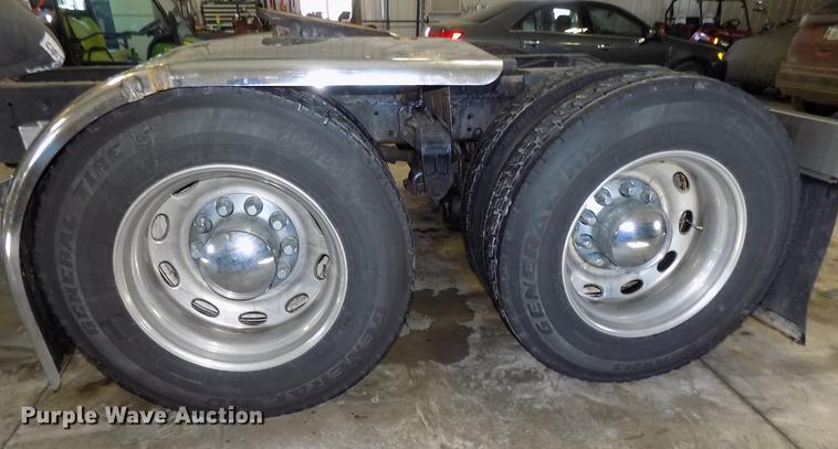 image for item DE7593 2003 Peterbilt 379 EXHD semi truck