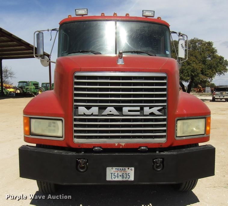 image for item DF2517 1993 Mack CH613 semi truck