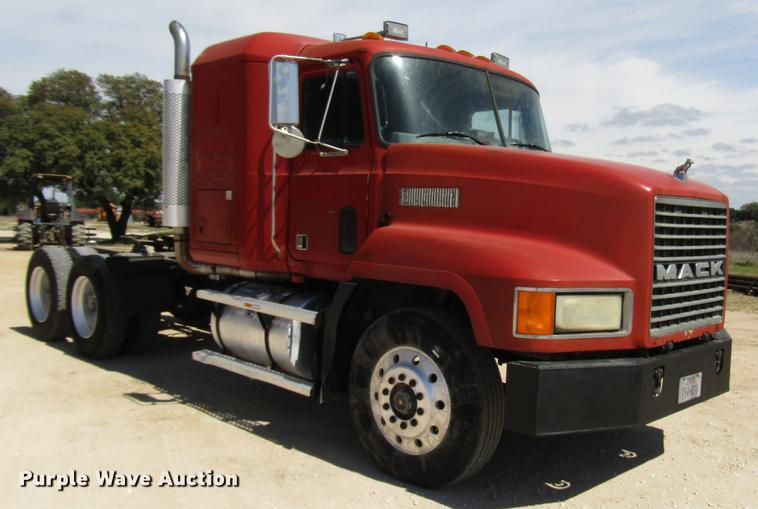 image for item DF2517 1993 Mack CH613 semi truck