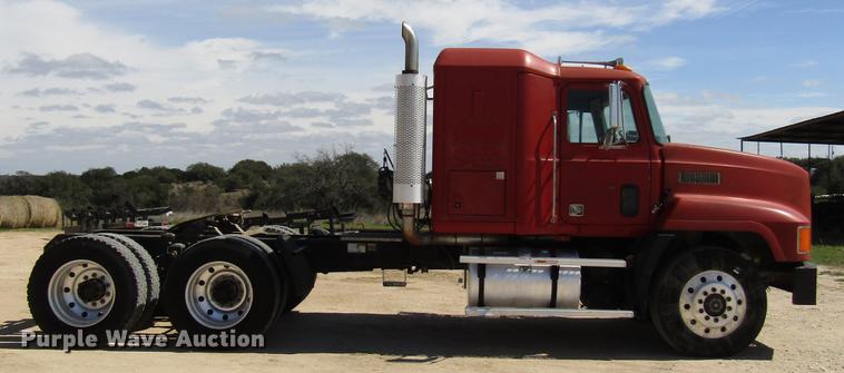 image for item DF2517 1993 Mack CH613 semi truck