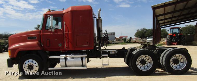 image for item DF2517 1993 Mack CH613 semi truck