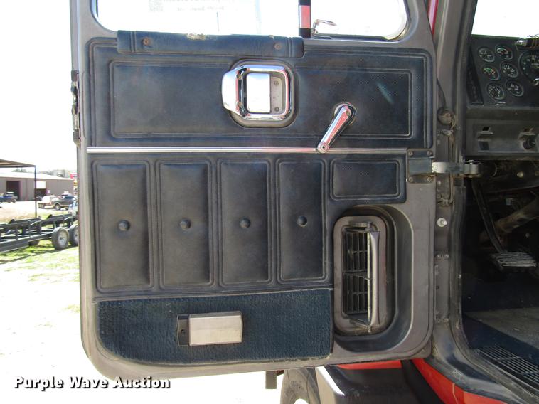 image for item DF2517 1993 Mack CH613 semi truck