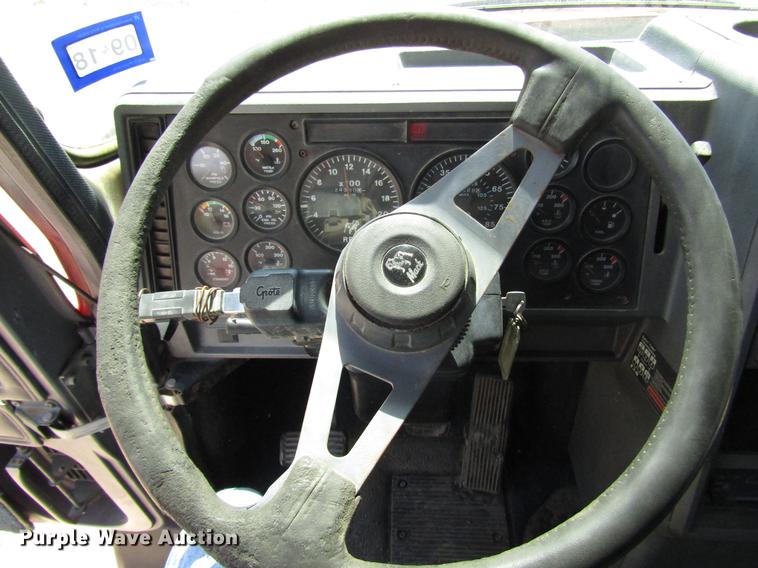 image for item DF2517 1993 Mack CH613 semi truck