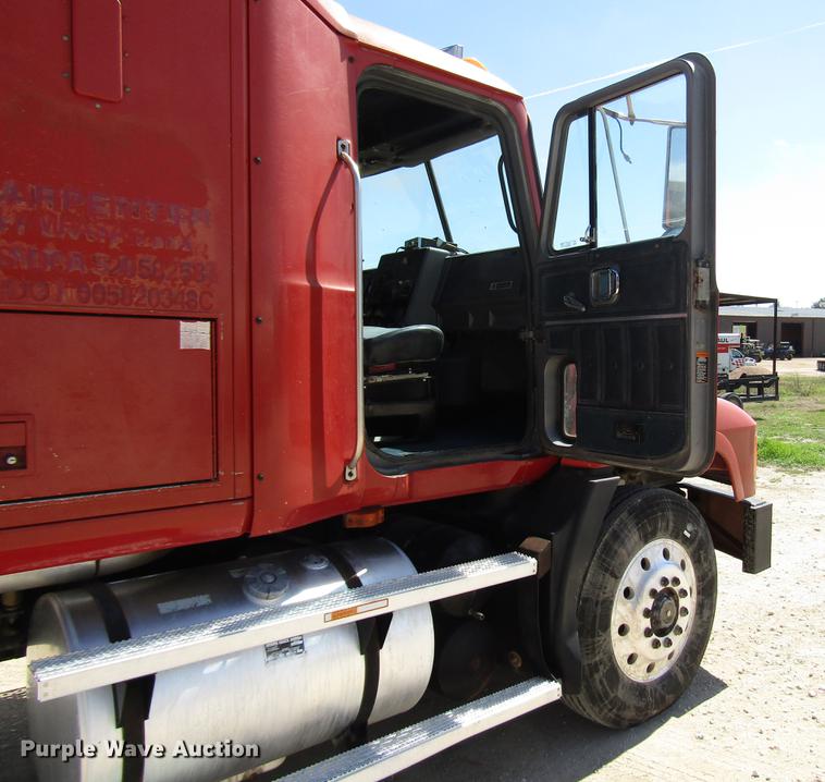 image for item DF2517 1993 Mack CH613 semi truck