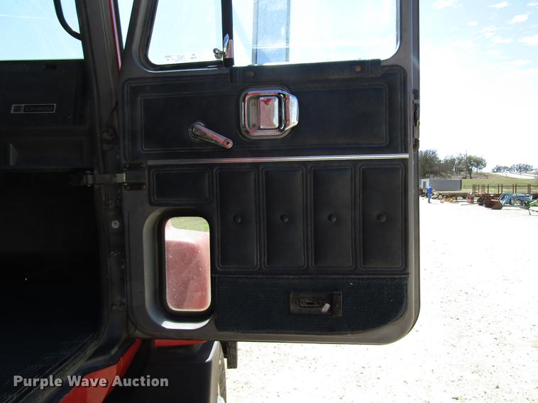 image for item DF2517 1993 Mack CH613 semi truck