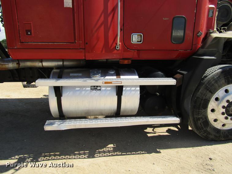 image for item DF2517 1993 Mack CH613 semi truck