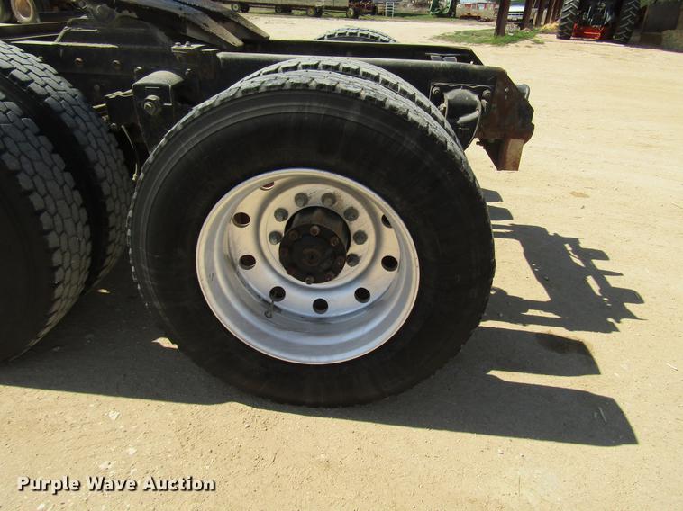 image for item DF2517 1993 Mack CH613 semi truck