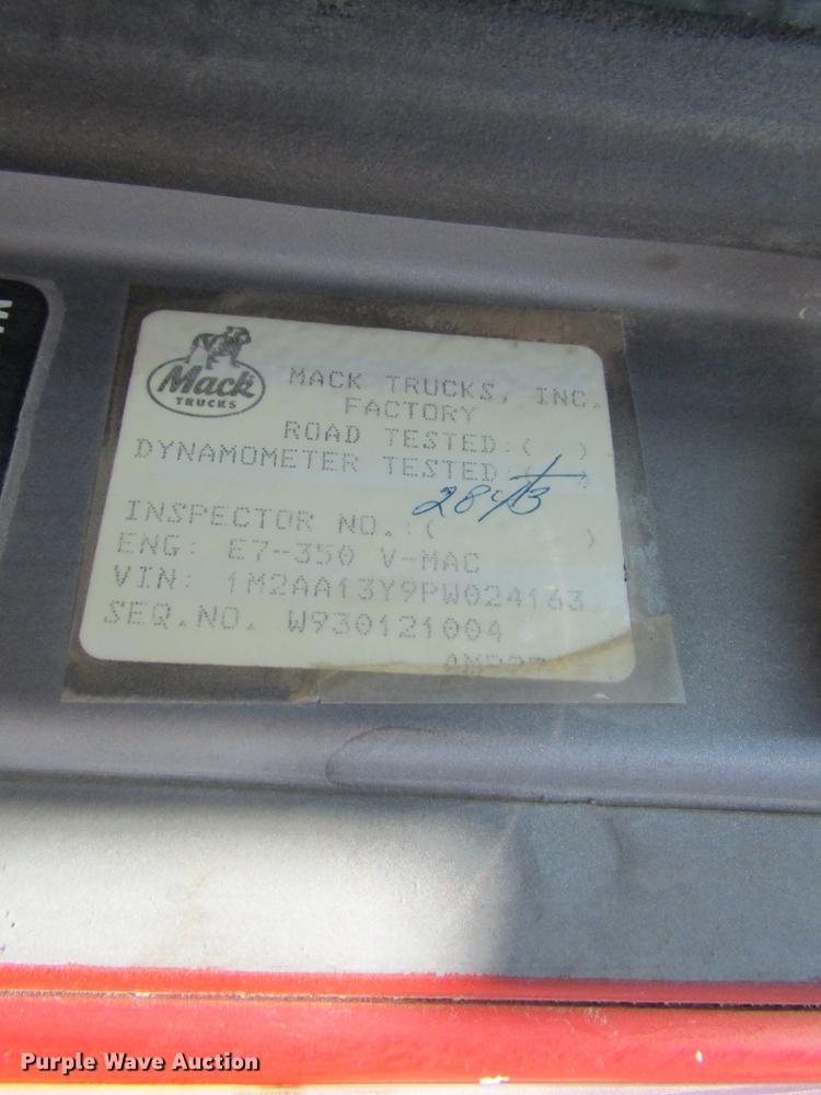 image for item DF2517 1993 Mack CH613 semi truck