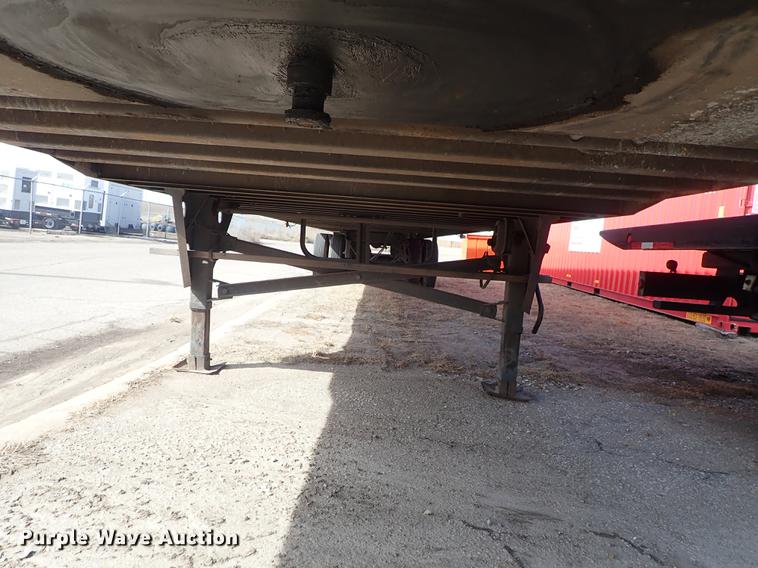 image for item DF8749 2005 Utility dry van trailer