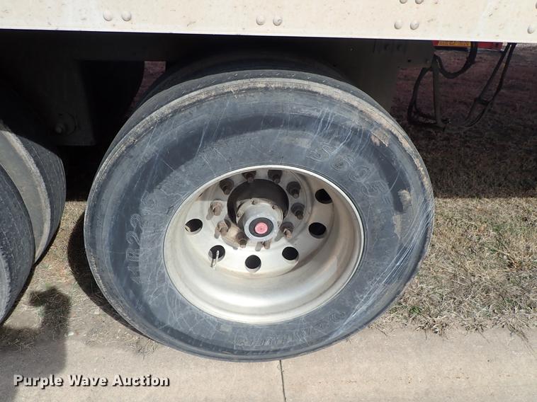 image for item DF8749 2005 Utility dry van trailer