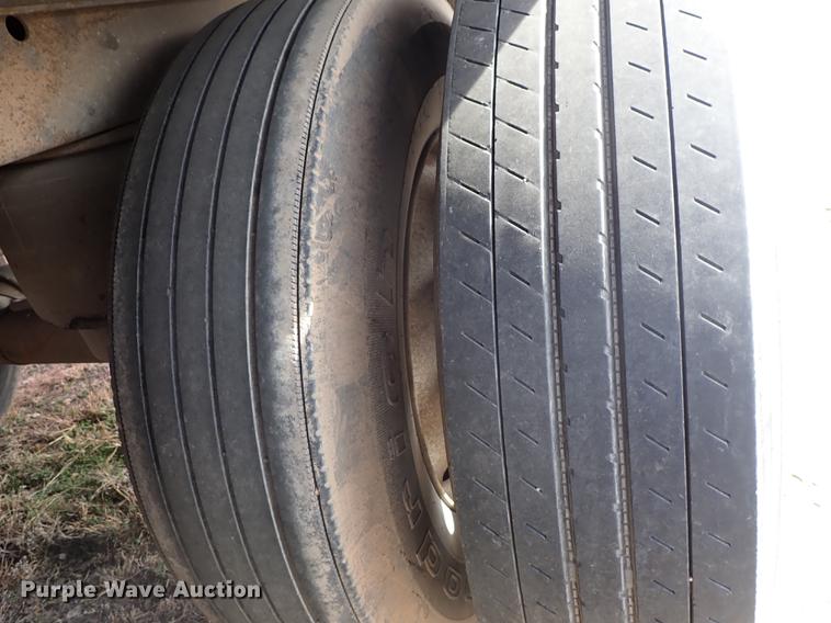 image for item DF8749 2005 Utility dry van trailer