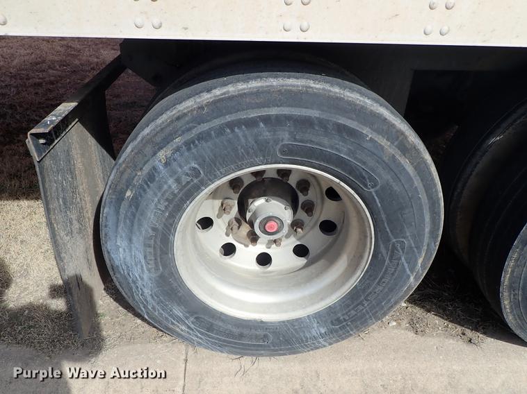 image for item DF8749 2005 Utility dry van trailer