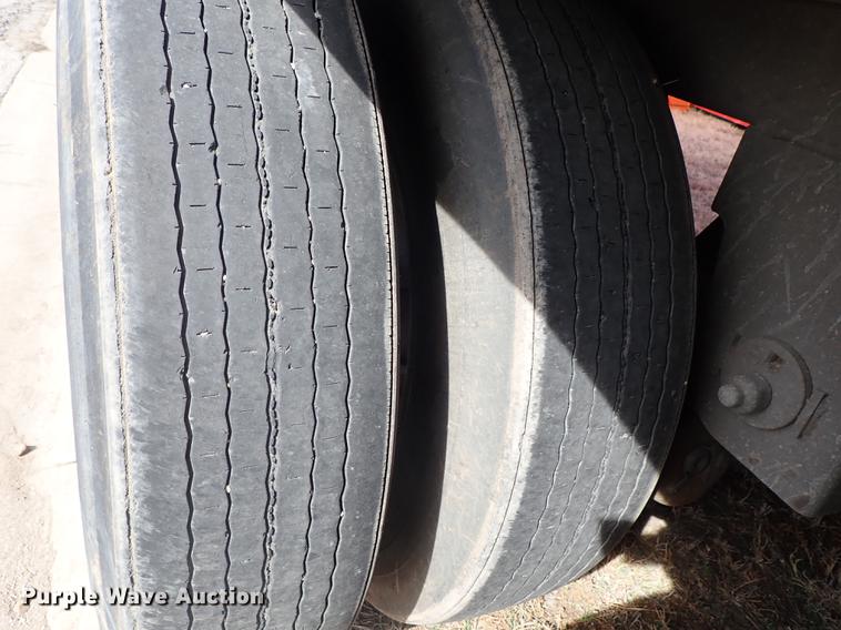 image for item DF8749 2005 Utility dry van trailer