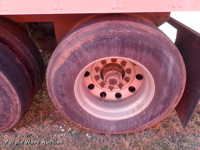 image for item DF8749 2005 Utility dry van trailer