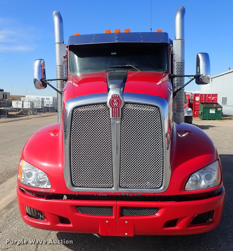 image for item DF8750 2013 Kenworth T660 semi truck