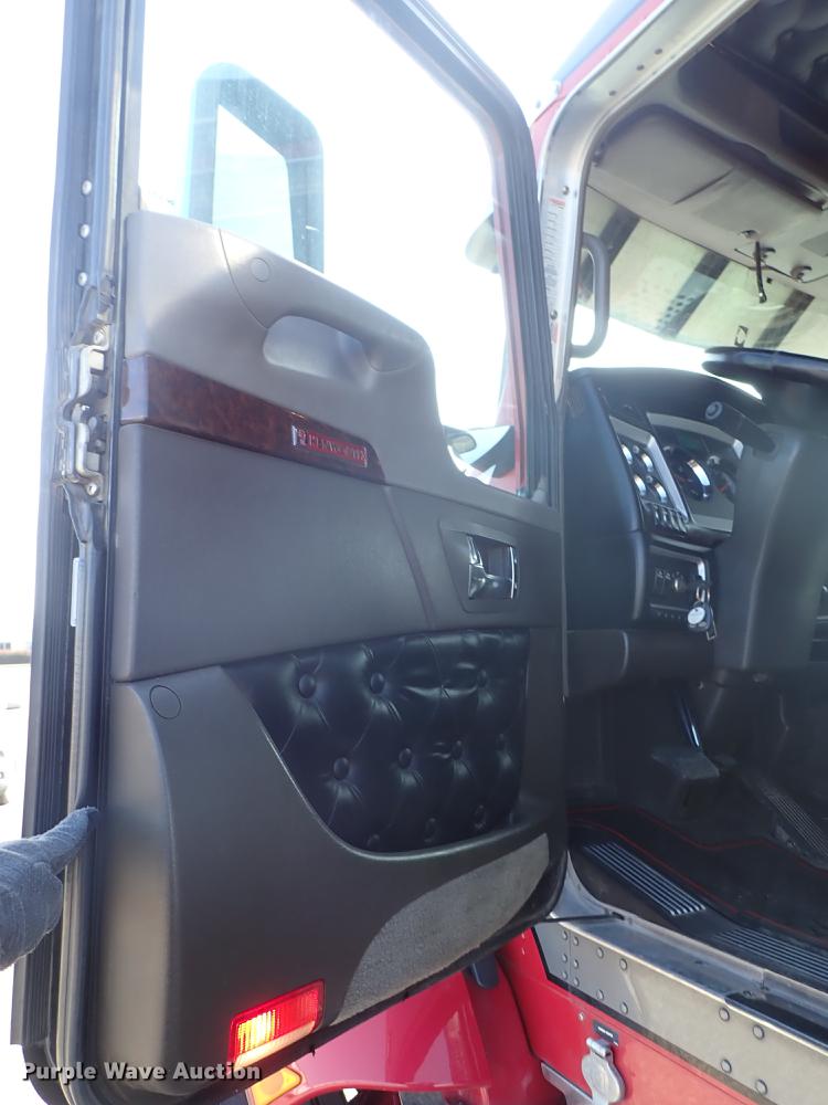 image for item DF8750 2013 Kenworth T660 semi truck