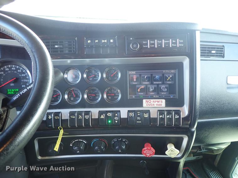 image for item DF8750 2013 Kenworth T660 semi truck