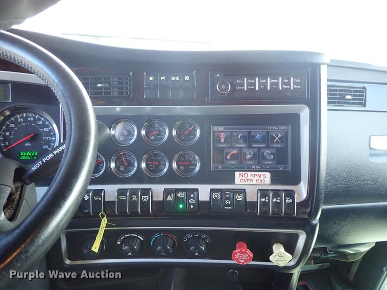 image for item DF8750 2013 Kenworth T660 semi truck