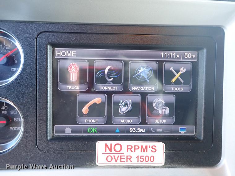 image for item DF8750 2013 Kenworth T660 semi truck