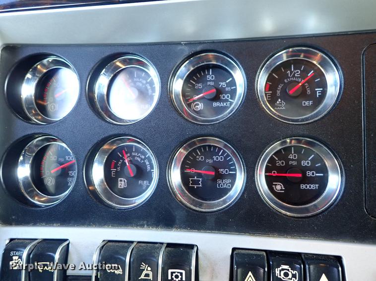 image for item DF8750 2013 Kenworth T660 semi truck