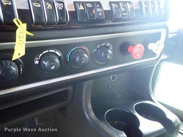 image for item DF8750 2013 Kenworth T660 semi truck