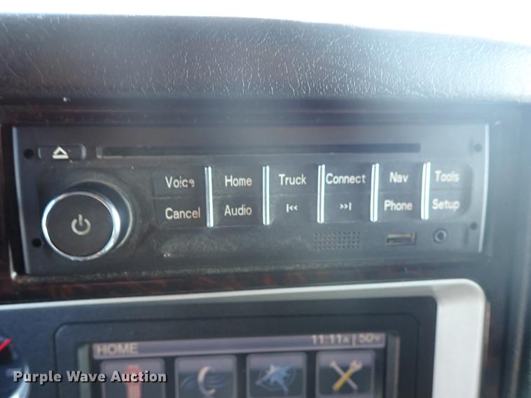 image for item DF8750 2013 Kenworth T660 semi truck