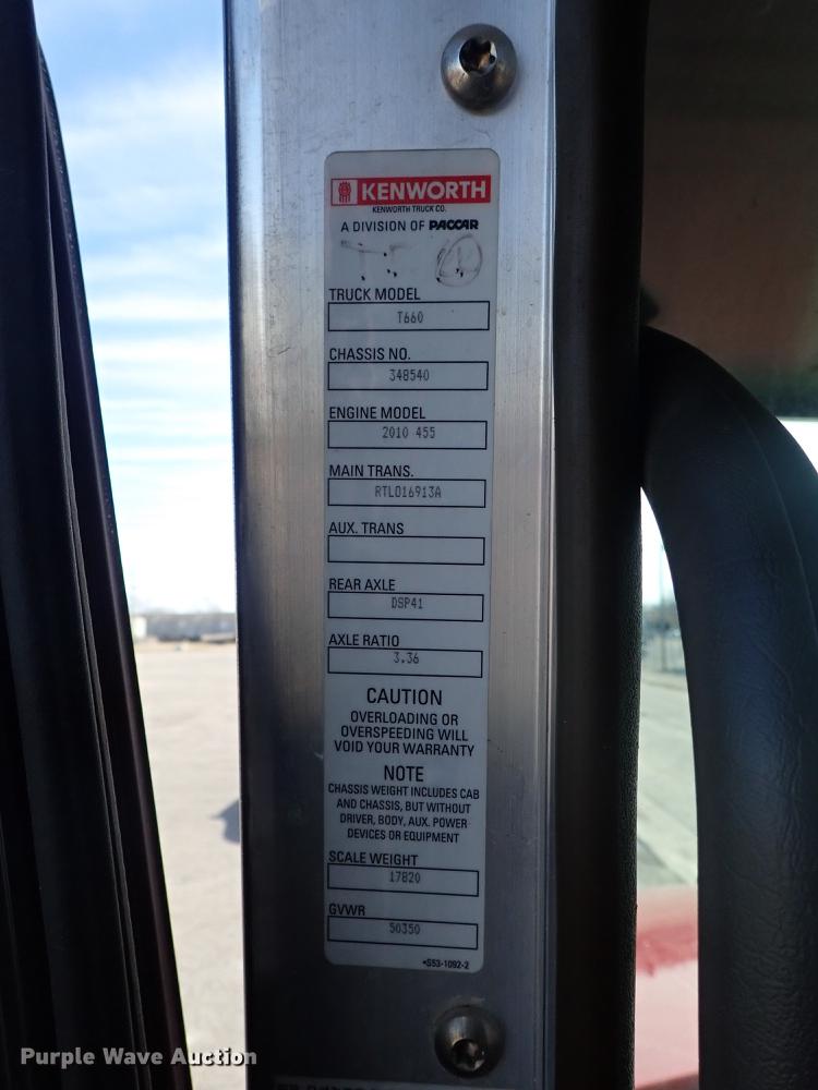 image for item DF8750 2013 Kenworth T660 semi truck