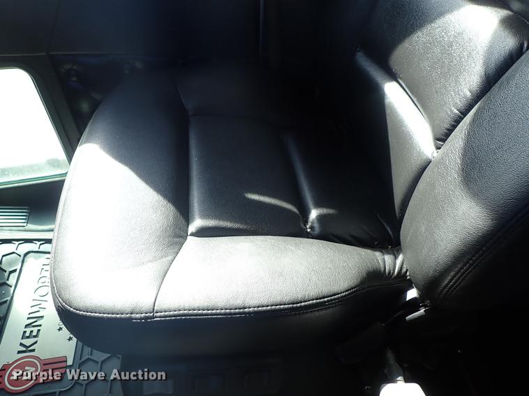 image for item DF8750 2013 Kenworth T660 semi truck