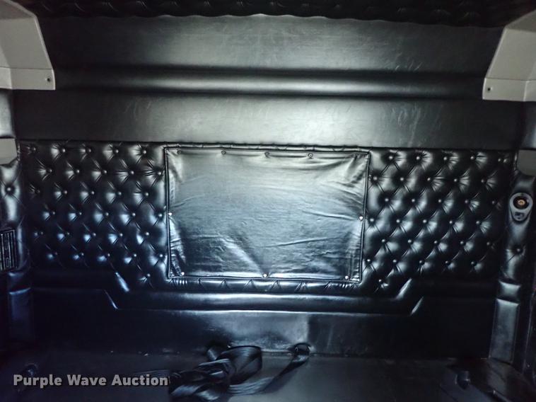 image for item DF8750 2013 Kenworth T660 semi truck