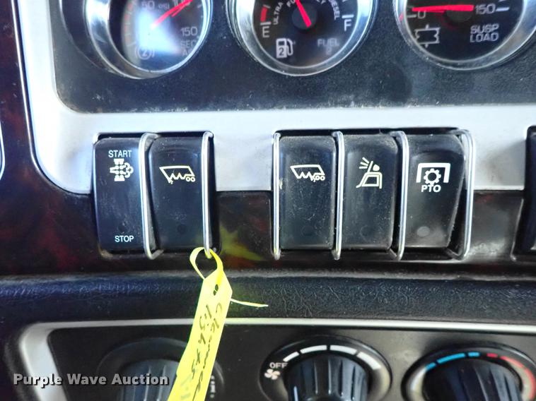 image for item DF8750 2013 Kenworth T660 semi truck