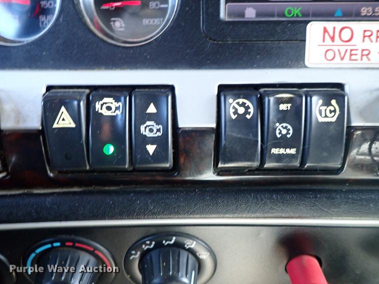 image for item DF8750 2013 Kenworth T660 semi truck