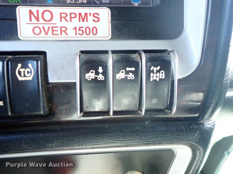 image for item DF8750 2013 Kenworth T660 semi truck