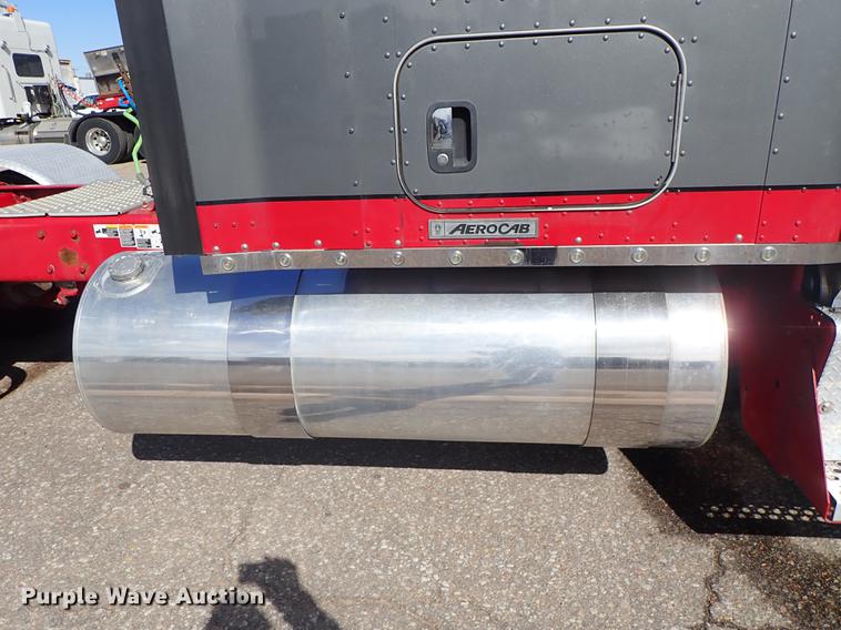 image for item DF8750 2013 Kenworth T660 semi truck