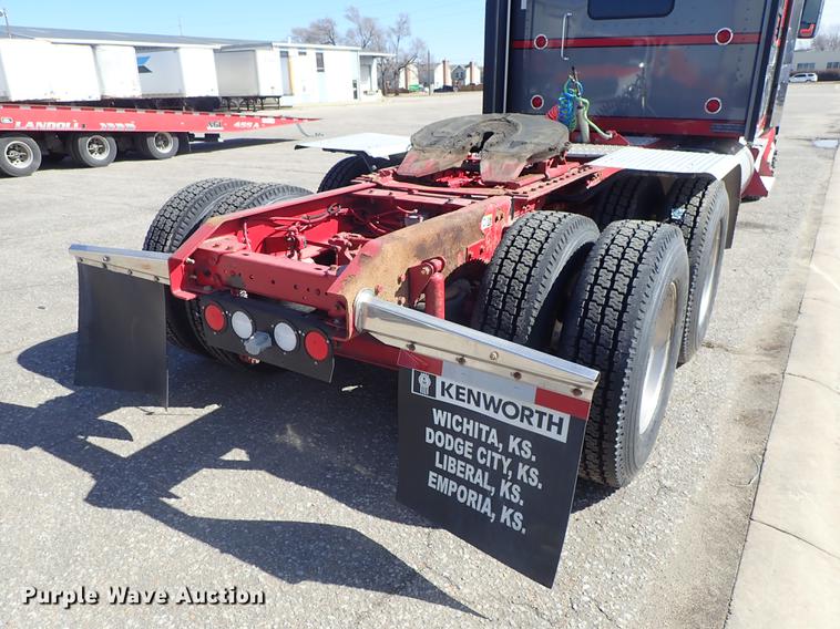 image for item DF8750 2013 Kenworth T660 semi truck