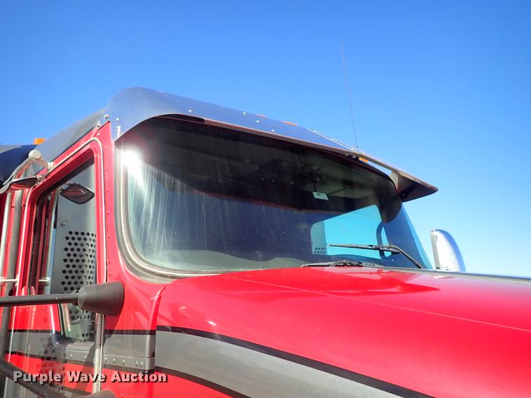 image for item DF8750 2013 Kenworth T660 semi truck