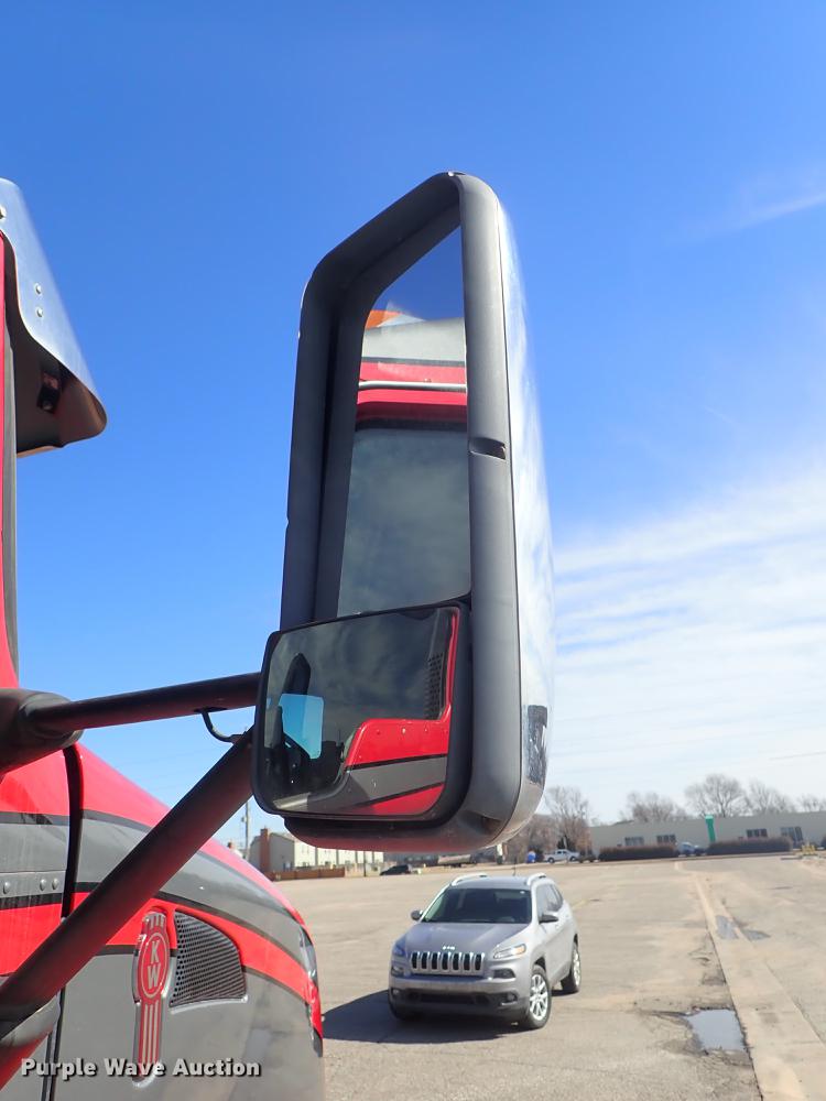 image for item DF8750 2013 Kenworth T660 semi truck