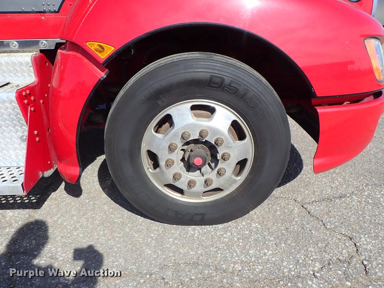 image for item DF8750 2013 Kenworth T660 semi truck