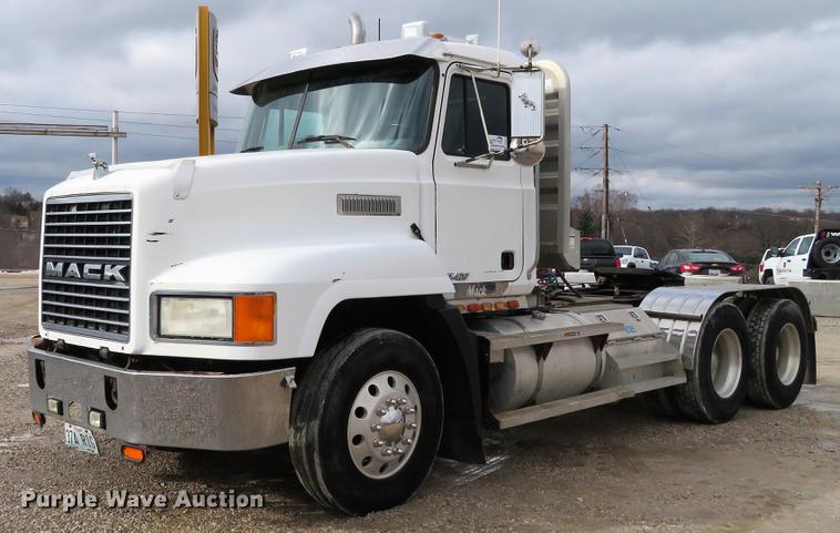 image for item DG3875 1999 Mack CH613 semi truck