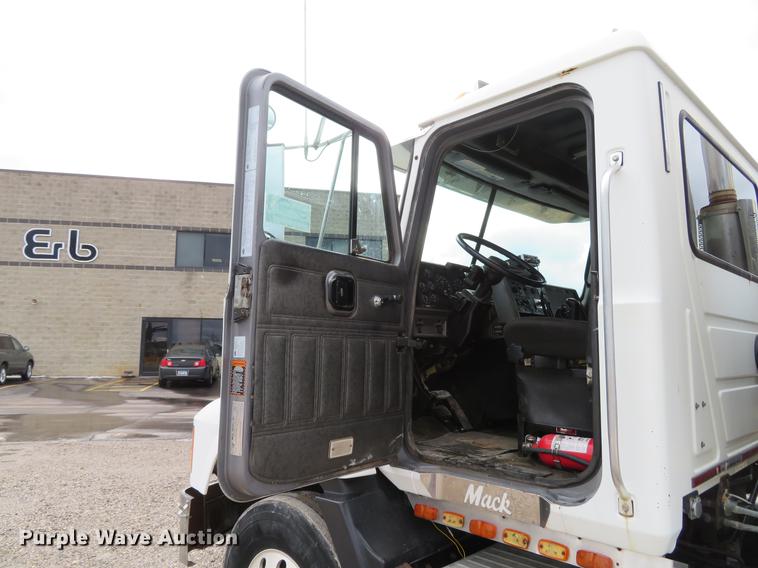 image for item DG3875 1999 Mack CH613 semi truck