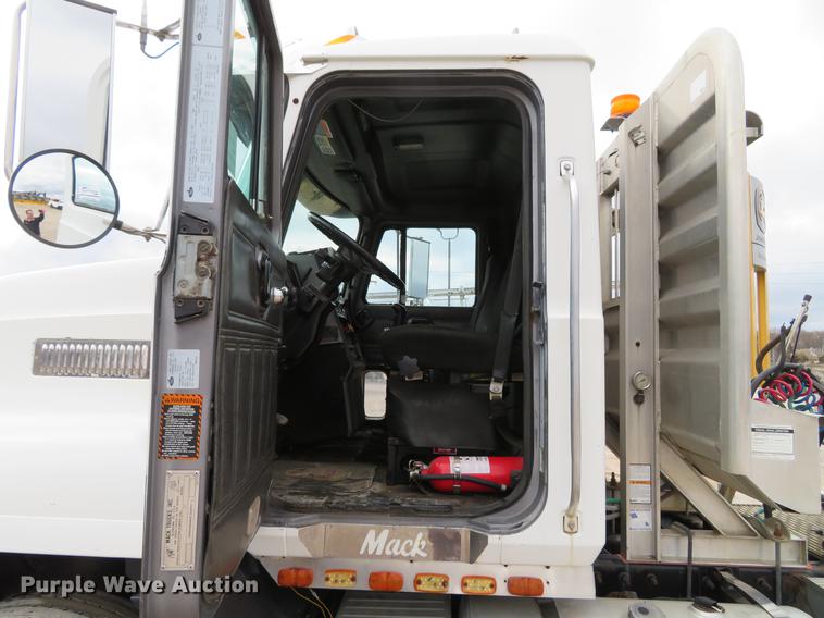 image for item DG3875 1999 Mack CH613 semi truck