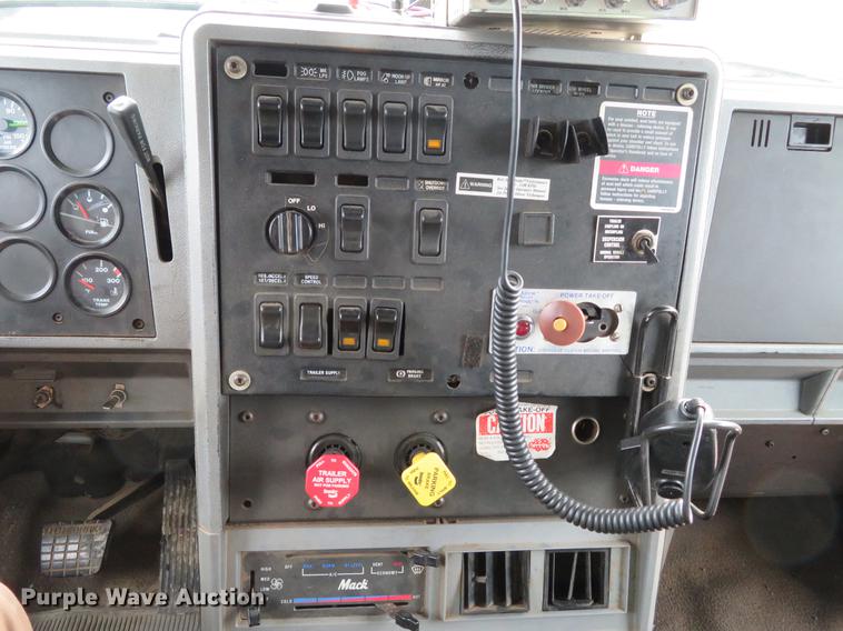 image for item DG3875 1999 Mack CH613 semi truck