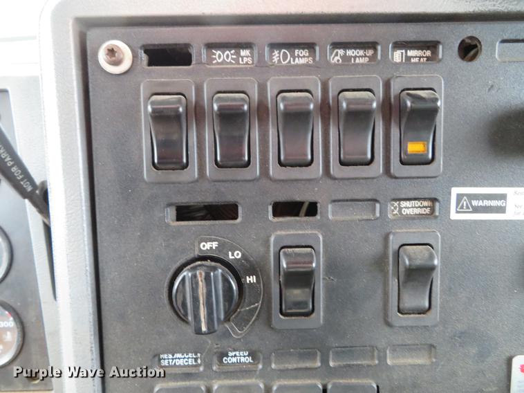 image for item DG3875 1999 Mack CH613 semi truck